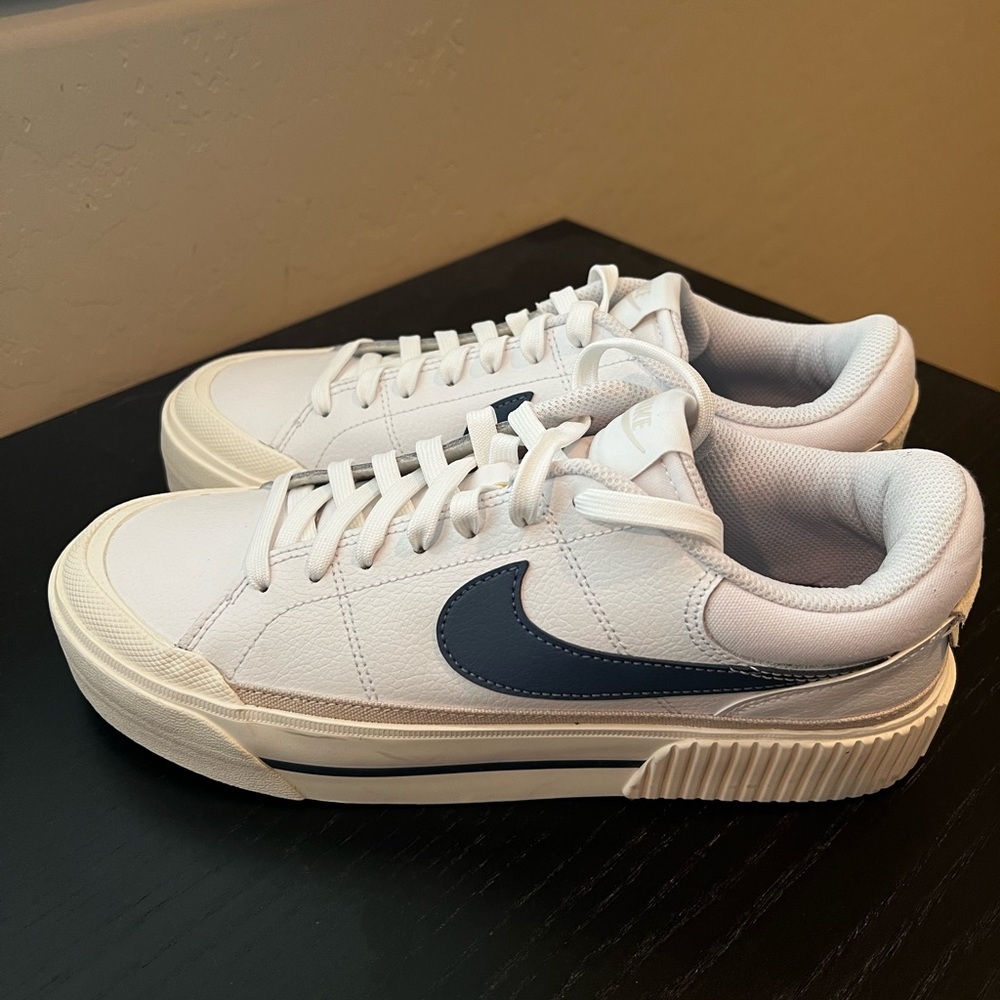 Brand new never worn women’s Nike Court Legacy Lift sneakers!